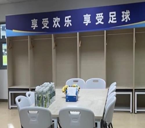 苏州队赛后收拾更衣室，并留言：感谢有你，共铸苏超未来！