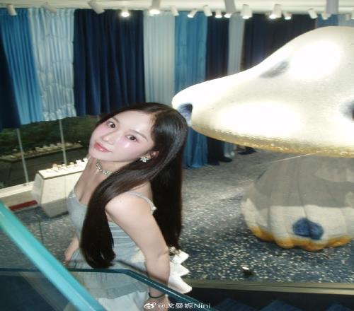 无畏契约主持戈曼妮晒照：带新ccd出门玩一下