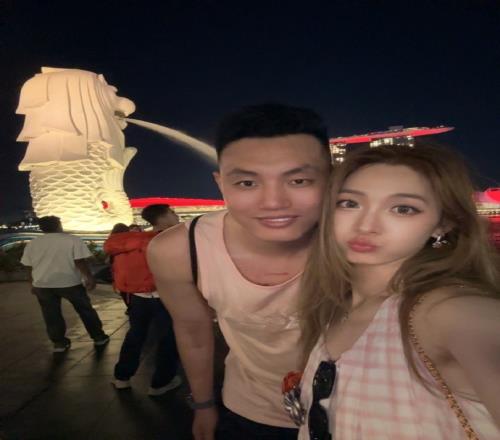 翟晓川妻子晒游玩新加坡的近照：每天无比充实又累又热