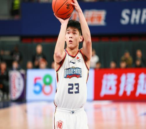 林葳欧洲训练营的体测数据：裸高187.3公分站立摸高241.9公分