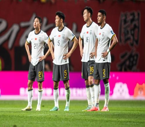 体坛周报：国足荣誉之战洗牌半壁江山重组后防或祭海港组合