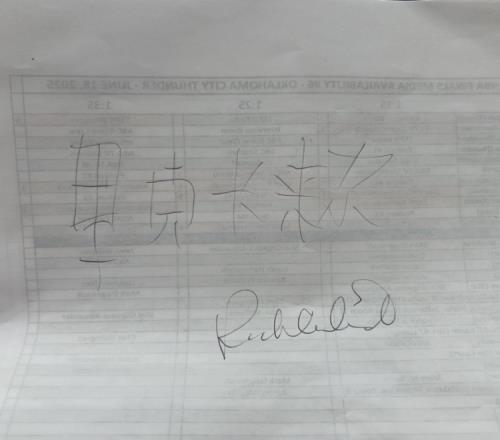 东方力量加持！卡莱尔训练时手写了自己的中文名然后签了名
