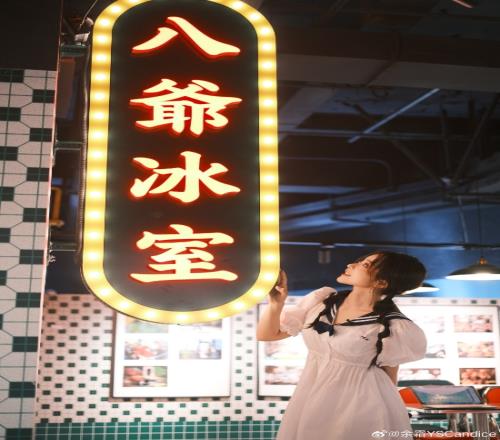 今天是少女霜！余霜晒照：和佳片有约一起的电影氛围感拍摄花絮