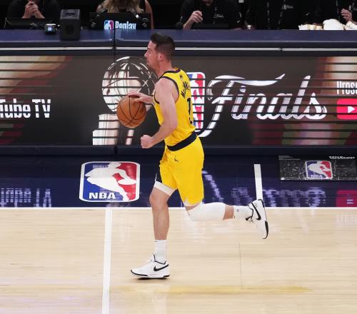 麦康纳总决赛至今替补得分60+助攻25+篮板15+NBA历史首人