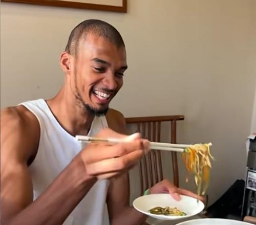 文班品尝水席喝茶启封满脸带笑刺记：他很享受在中国的时光