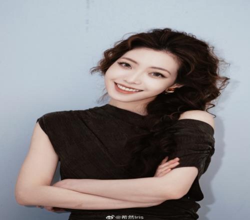 气质温婉如玉！LPL女主持希然晒照：希望下周依然有好事发生