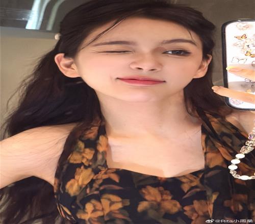 怎么有种少妇感！LPL女解说Rita晒照：今天不是门锁拍的！
