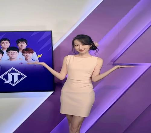 主持童童晒照，配文：今日份在手游上班的ootd我看看是谁没来看比赛