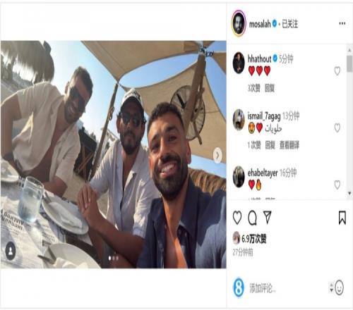 沙滩上吃西瓜萨拉赫社媒晒海边度假照片，享用水果餐