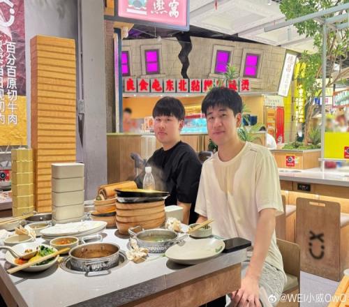 Wei分享与GALA吃饭照：狂炫噶还能吃不