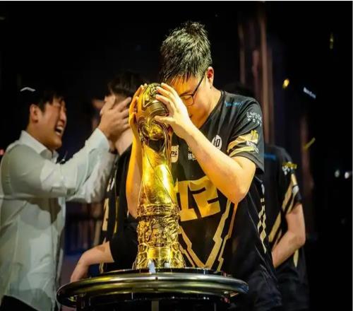 Mlxg的2500万不够啊Uzi再以合同纠纷状告RNG此前老板被执行1.6亿