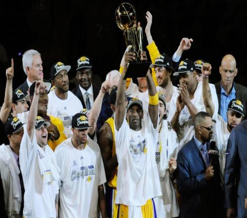 夸梅：他们知道詹姆斯赶不上MJ了就开始诋毁科比不该拿10年FMVP