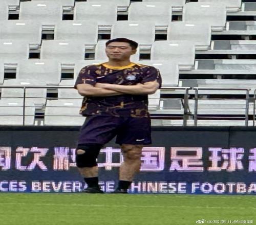 记者：在杭州康复的方镜淇到上海短暂归队，看望教练、队友们