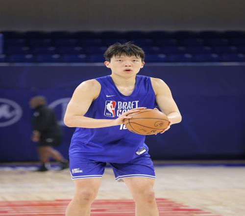 杨瀚森在试训魔术后球队高层单独与他会话近两小时