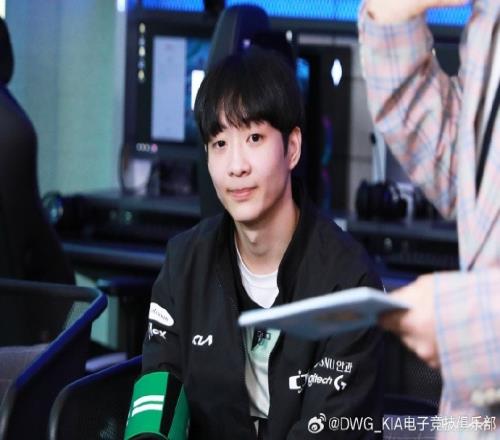 DK分享Lucid节目花絮照片：刚刚get到了LOL校园的新生们