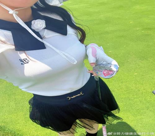 Doinb妻子糖小幽晒照：阳光、运动、高尔夫