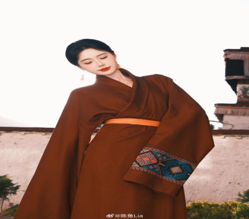 别有一番韵味！永劫女主持陈鱼Lia晒藏服照：祈的愿会圆吗