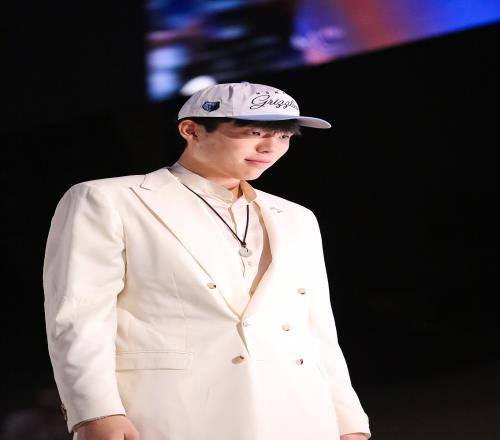 杨瀚森翻译：小杨在最后几站试训时生病了一个人抱着垃圾桶在吐