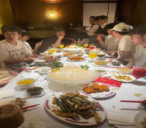 AL经理爱笑发文：出国之前狠狠吃！出国以后狠狠干！