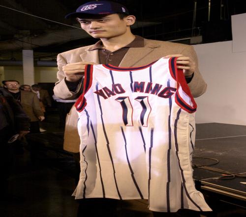 历史的开始！2002年的今天：火箭用状元签选择了中国中锋姚明