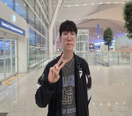 GEN选手如何打发长途旅程RulerChovy选择重温《进击的巨人》