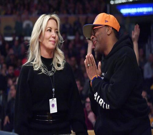队记：珍妮在NBA圈子里广受喜爱她是老板中最友善的人之一