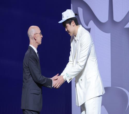 名记：其他球队高管认为杨瀚森只是二轮秀&能成好替补