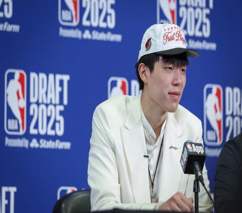 杨瀚森：争取我下次来发布会的时候把旁边这位翻译踢走