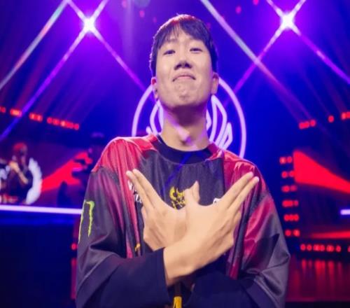 GAM老板分享Kiaya照片并配文：你们怎么能不爱他呢KIAYA！