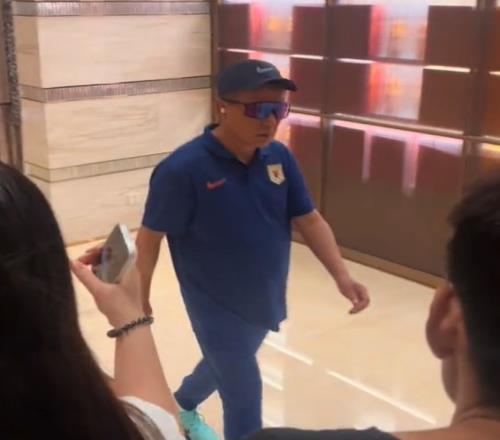 心情不佳记者：崔康熙罕见地拒绝了球迷的签名要求