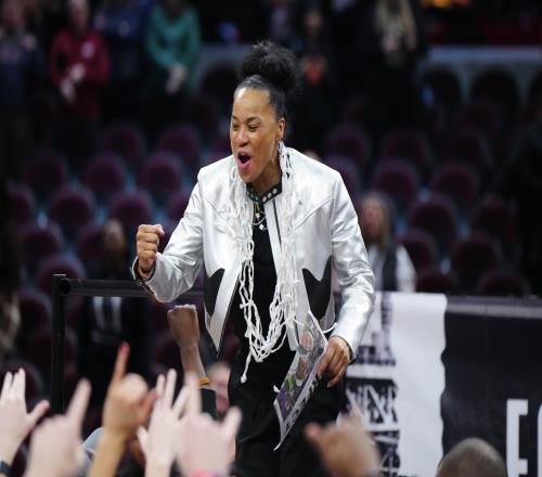 NBA历史首个女主帅尼克斯联系南卡女篮三冠教头