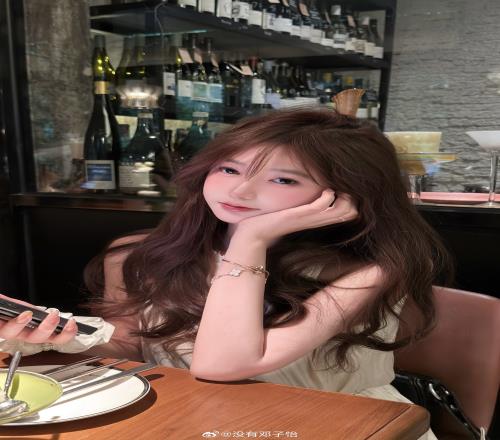 Meiko女友邓子怡晒照：剪完刘海直接年轻5岁
