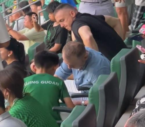考察国脚状态！国足代理主帅久尔杰维奇来到工体现场观战