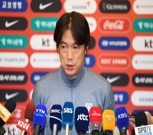 足球报：日韩用东亚杯考察新人，韩国队希望主场夺冠