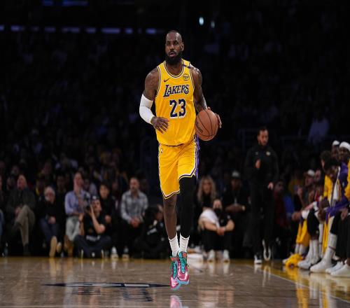 詹姆斯连续八年效力于湖人个人NBA职业生涯最长