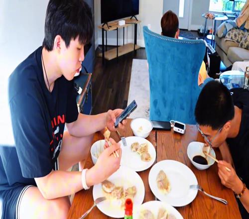 幸福的一口！当杨瀚森辛苦训练后，吃上妈妈做的牛肉饺子