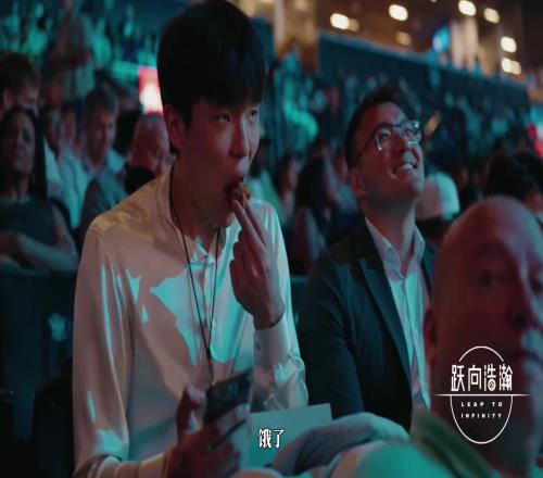 还不知道一会要发生什么杨瀚森买了炸鸡进入选秀大会现场，在看台上狂炫