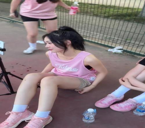你们只看到她被自己菜哭，但我却看到一个热爱篮球的女孩