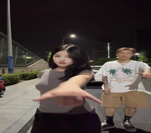 荣昊这小子身边美女换着来啊，又换新女朋友了嘛