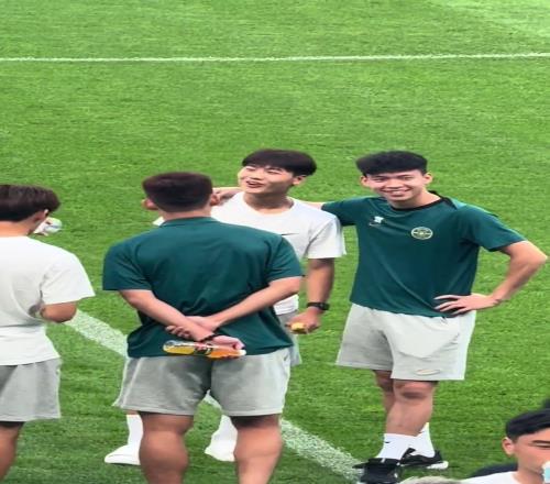 都挺帅啊！大连太子毛伟杰和浙江太子王钰栋同框