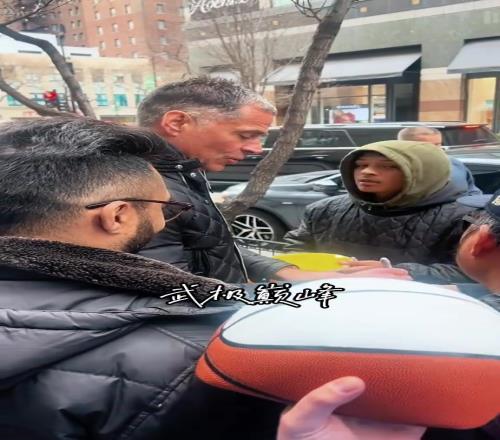 佩总行动啊！自由市场开启了佩林卡还在给你球迷签名合影呢