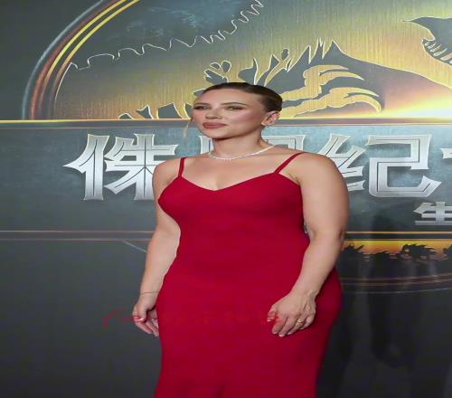 ThisisforKD斯嘉丽宣传新电影一身火箭红