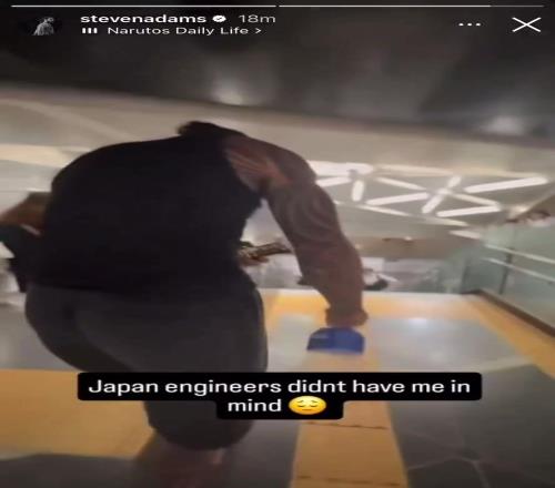 亚当斯日本旅游吐槽地铁站太矮：设计师没考虑过我的感受