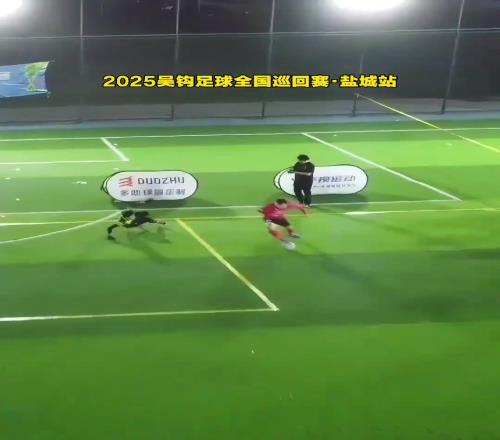 业余赛场，红方球员的这脚踩踏属实不应该，看着都疼