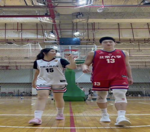 神仙眷侣！2米北大篮球小伙和1米85人大校队女友合影