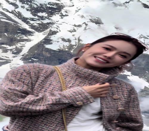 美娜晒出游视屏：人生是旷野不是轨道自由至上