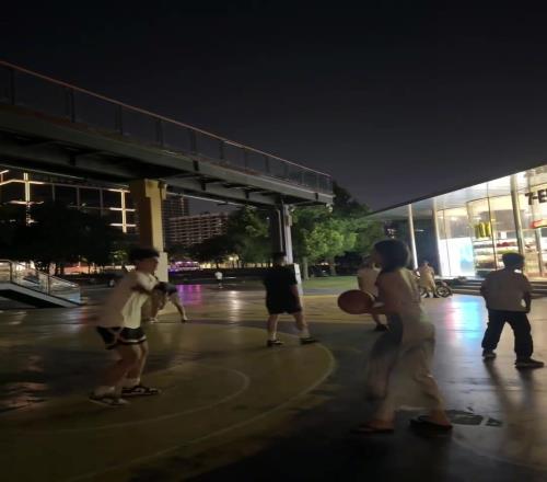 感觉挺能打！小姐姐晒视频：出门散步看到球场就走不动道了