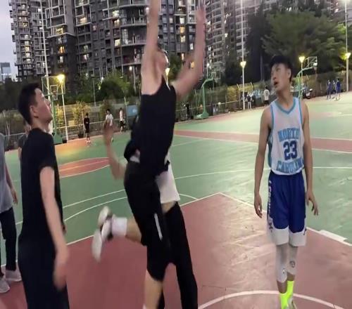 每次防守都故意犯规！野球场遇到这种选手真的会恼火！
