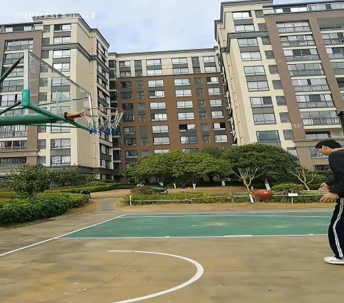 巨人！国产2米43高个小崔打篮球是什么样的