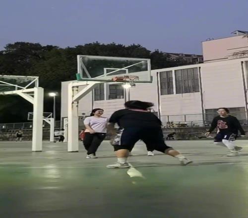 好家伙！微胖小姐姐打球不靠吨位，纯靠球技